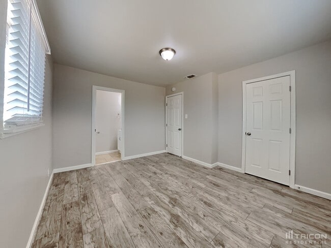 Building Photo - 6574 Golf View Dr