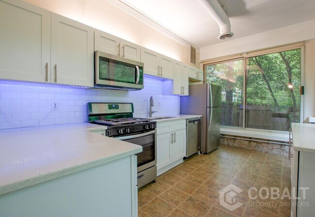 Building Photo - 867 Rosedale Rd NE