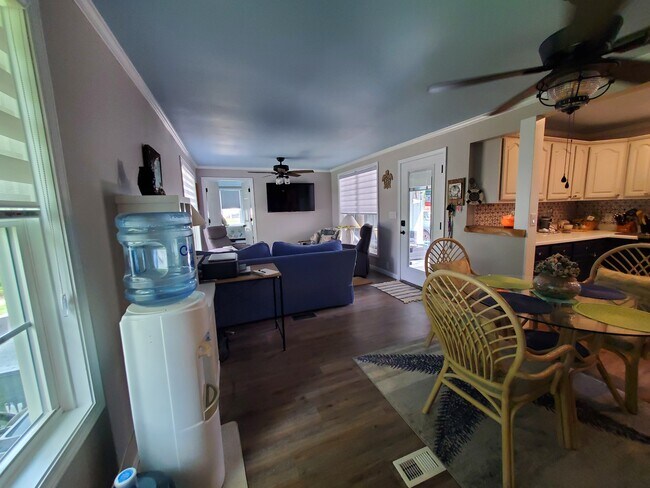 Building Photo - 305 Fairview Dr