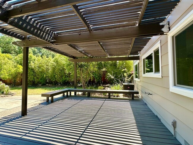 Building Photo - 4 Bedroom Home + Den in Saratoga!