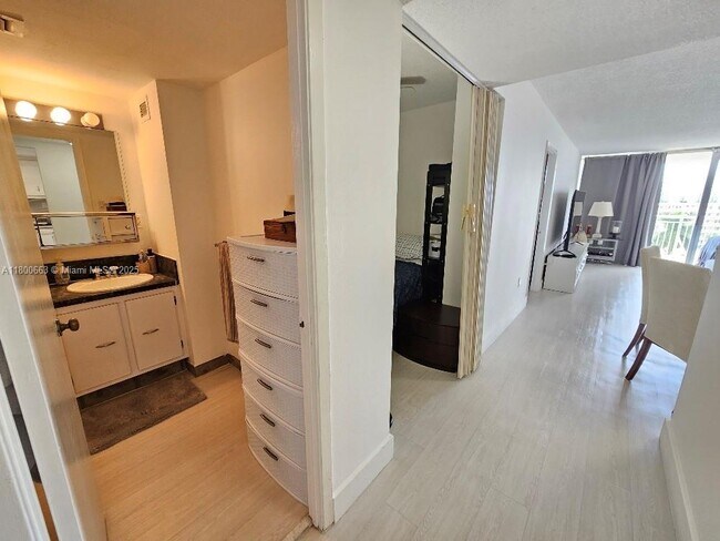 Building Photo - 18031 Biscayne Blvd