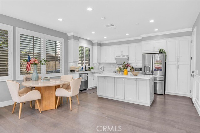 Building Photo - 230 Bright Poppy