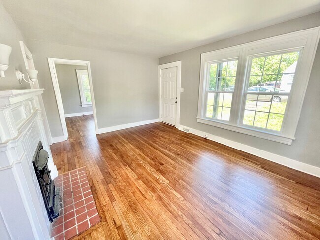 Building Photo - Freshly renovated 3 Bed 1 Bath Home Near UNCG!