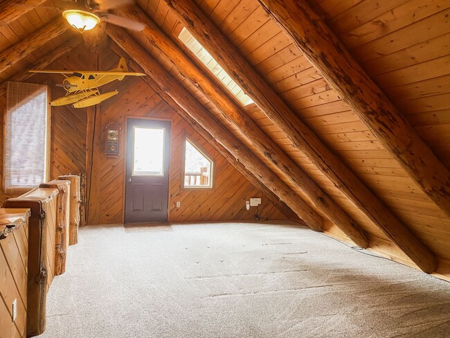 Building Photo - Beautiful Custom Log Home in Squaw Creek C...