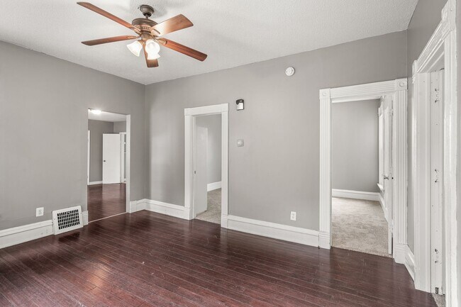 Building Photo - 3BR/1 Bath Lower Level Duplex in Northeast...