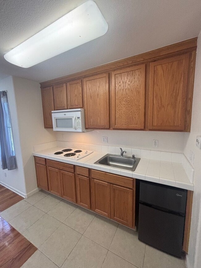 Building Photo - 2221 Versailles St