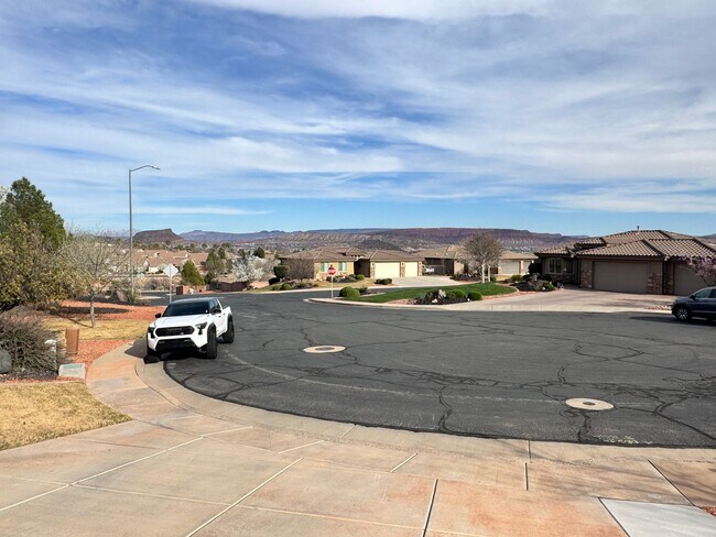 Building Photo - Short Term Fully Furnished Rental! Available May 1st - October 31st!