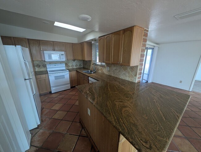 Building Photo - 4 Bedroom and 2 Bath Rental