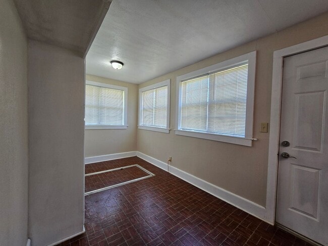 Building Photo - 3 Bedroom 2 Bath home in Asher!