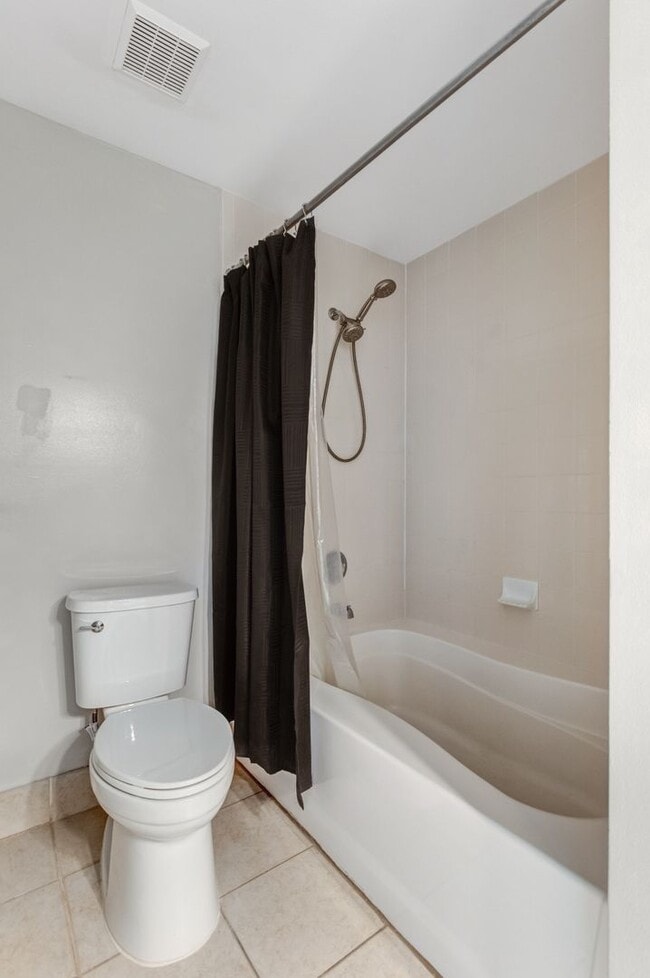 Building Photo - ** RESERVE AT NAPLES ** 3 BED / 2 BATH - TOP FLOOR CONDO - CENTRAL NAPLES - ANNUAL RENTAL