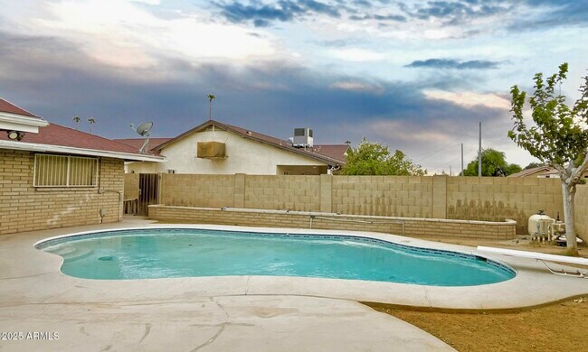 Building Photo - 5802 W Frier Dr