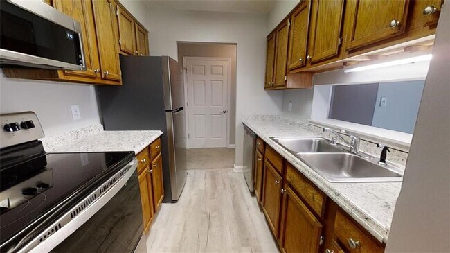 Building Photo - 300 Johnson Ferry Rd