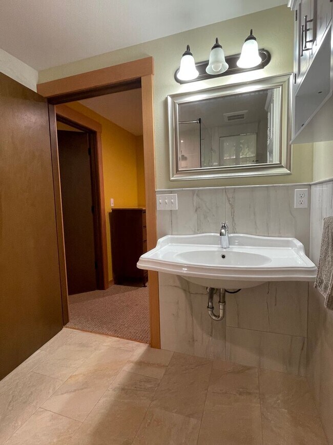 Building Photo - Lovely Furnished Honeymoon Bay Apartment!