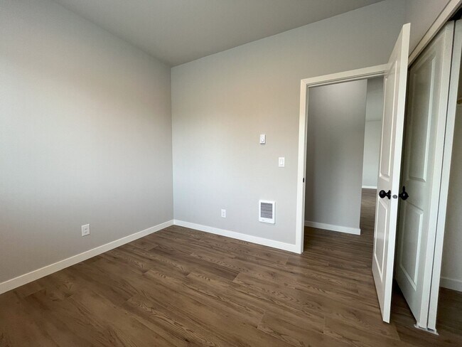 Building Photo - Luxury Living with Granite Counters & Stai...