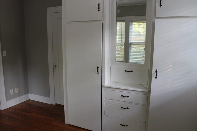 Building Photo - 927 S Flood Ave