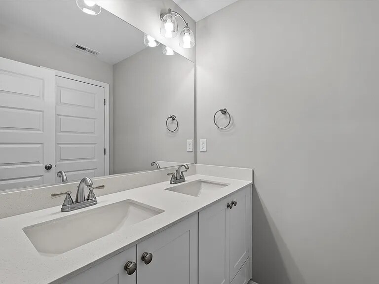 Building Photo - 1080 Linsmore Ave