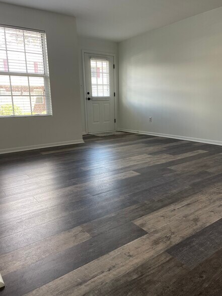 Building Photo - 25B Pine Ln