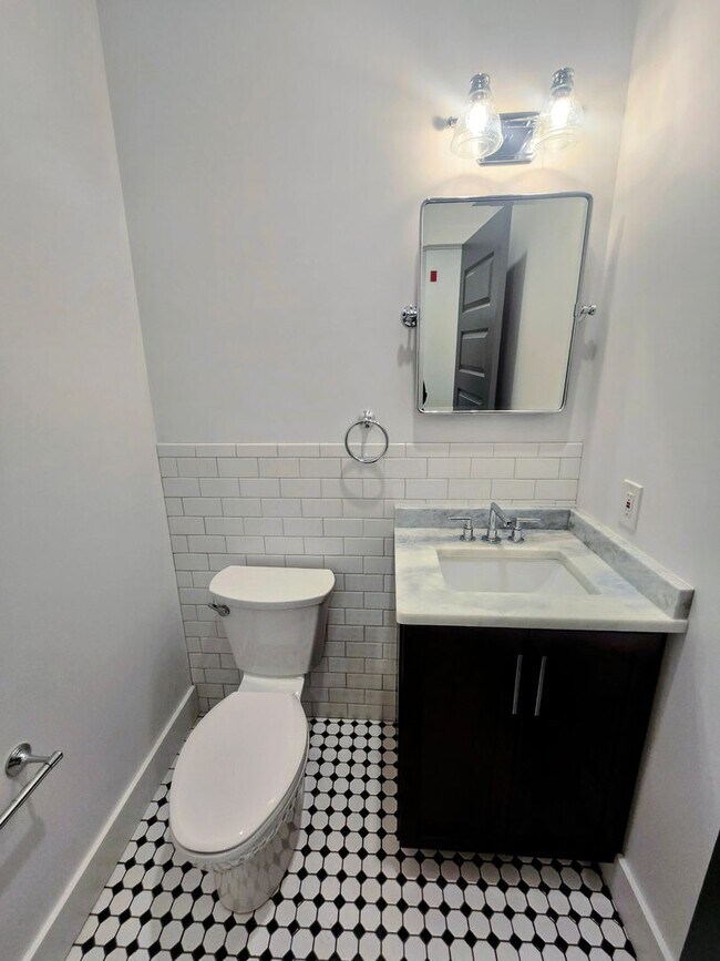 Building Photo - 1815 Main St