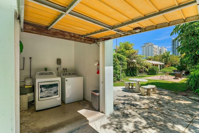 Building Photo - 3036 Park Ave