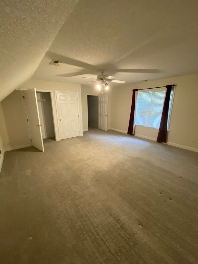 Building Photo - 2425 Laurel Falls Ln