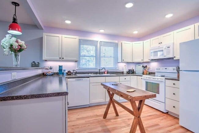 Building Photo - 201 Springdale Rd