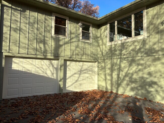 Building Photo - 18377 Pleasant View Dr