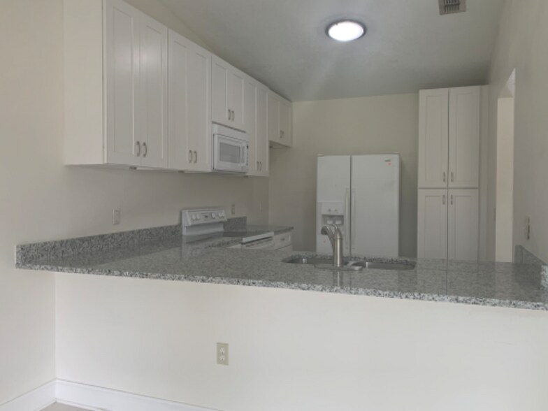 Building Photo - 5898 Sagunto St