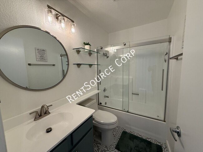 Building Photo - 1940 Simsburry St