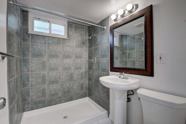 Building Photo - $2,595- 4 Bed, 2 Bath Home in Arvada with ...