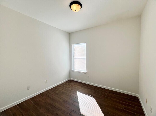 Building Photo - 804 N Creek Blvd