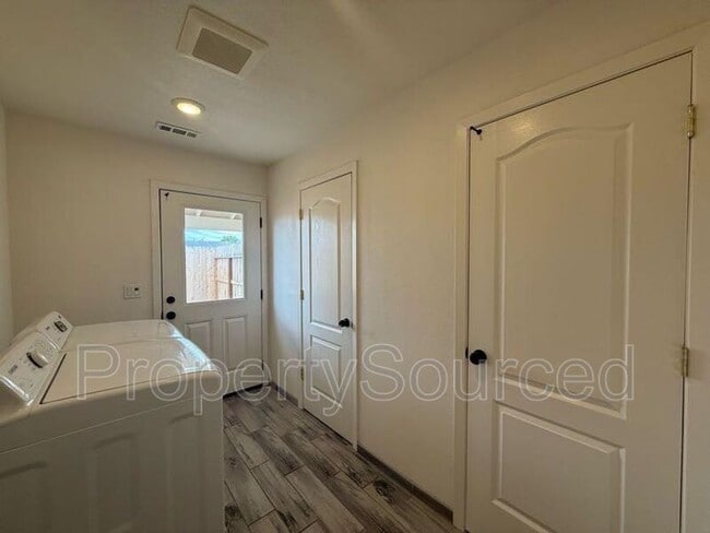 Building Photo - 936 W Alameda St