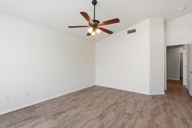 Building Photo - 3 Bedroom Home in Bridlewood!