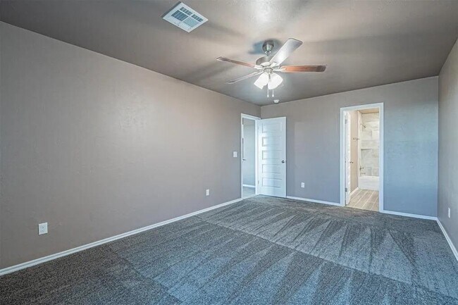 Building Photo - 1706 Highland Loop