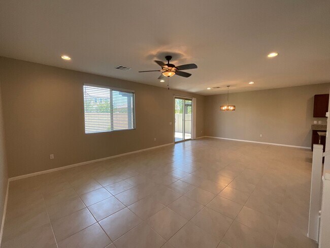 Building Photo - Home 3brs, 3bth, den, 2cg, private back yard.