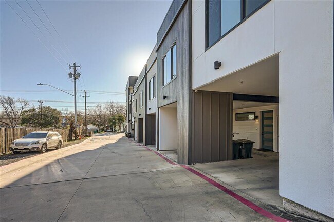 Building Photo - 2804 S 1st St