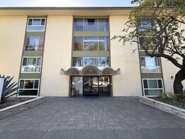 Building Photo - Spacious Updated 2 Bed / 2 Bath Condo with A/C, Huge Balcony & Community Pool