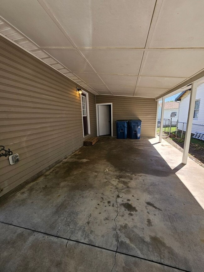 Building Photo - 3 Bedroom, 1 Bath House in Cute Neighborhood!