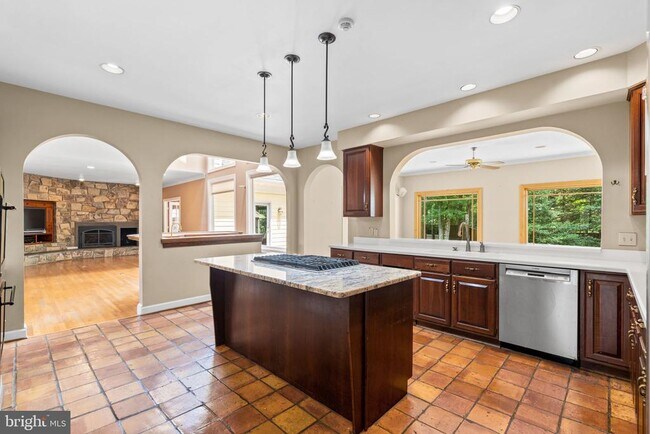 Building Photo - 1301 Daviswood Dr