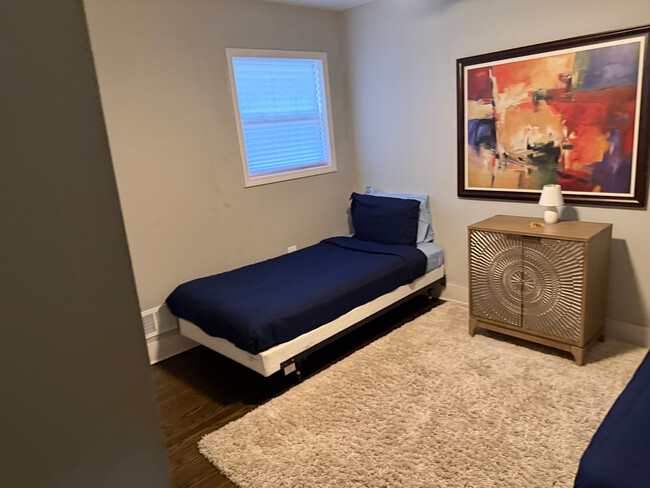 Building Photo - Room in House on Edgewater Dr SW
