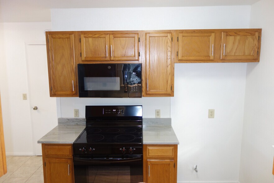 Range side - 6656 S Utica Pl