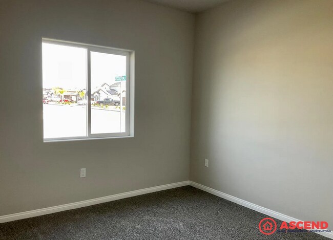 Building Photo - Spacious 4-Bedroom, 2-Bath Home with Fireplace, Garage & Full Appliances — No Pets