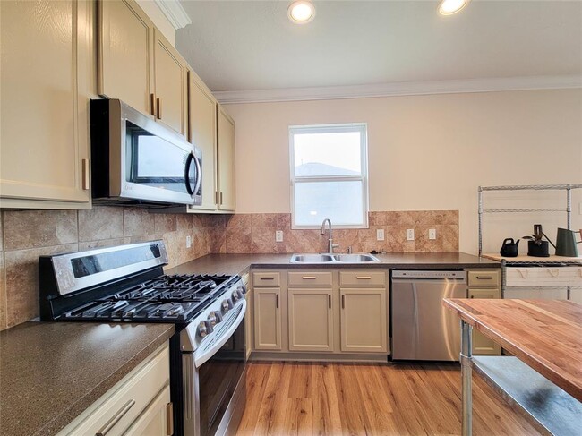 Building Photo - 1610 Pointe Leone