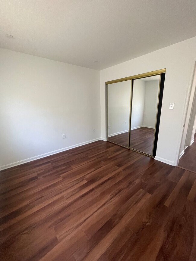 Building Photo - TOP FLOOR CONDO WITH ONE BEDROOM, DEN WITH...