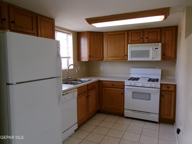 Building Photo - 6262 Escondido Dr
