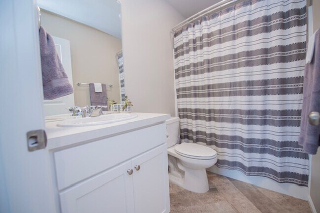 Building Photo - Nearly New Dupont Home 3bed and 2.5 Bath 1...