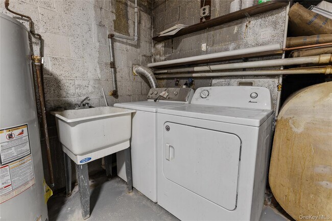 Building Photo - 840 E Broadway