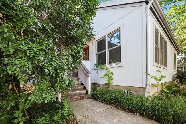 Building Photo - 2716 E 22nd St