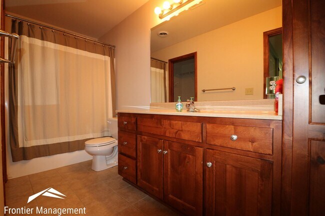 Building Photo - Gorgeous Duplex with Amazing View Off of Scenic Drive!