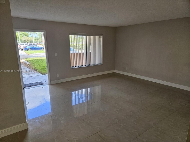 Building Photo - 6900 SW 39th St