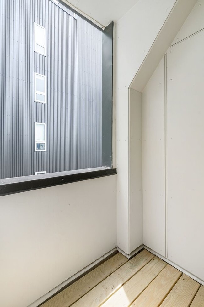 Building Photo - Signal House